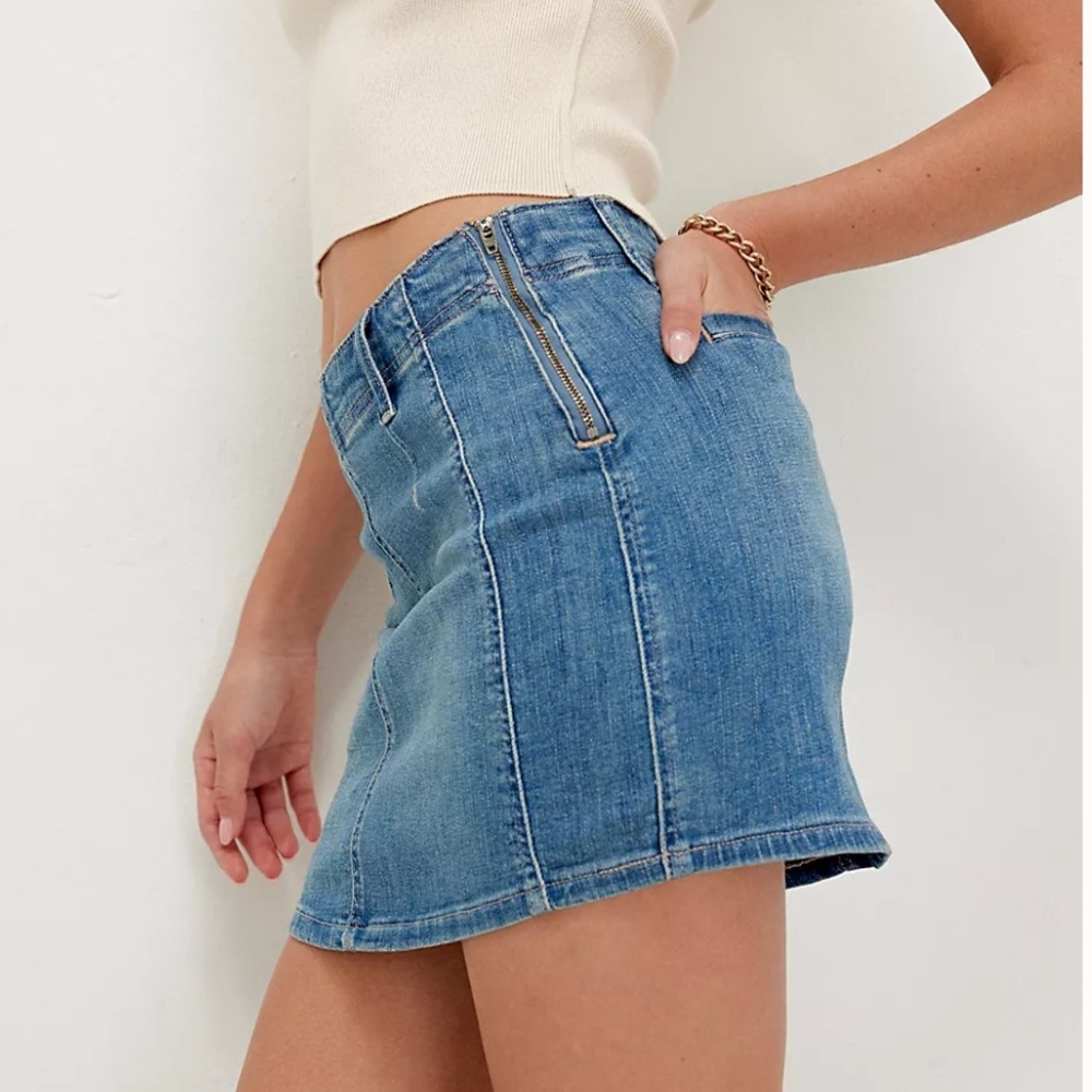 🆕 Free People Denim Mini Skirt, perfect for Summer